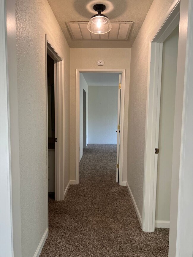 Building Photo - $500 MOVE-IN CREDIT! The Bluffs - 2 Bd/2ba...