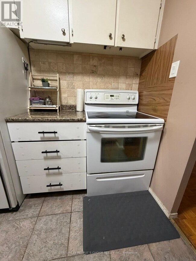Building Photo - 2121 Roche Ct