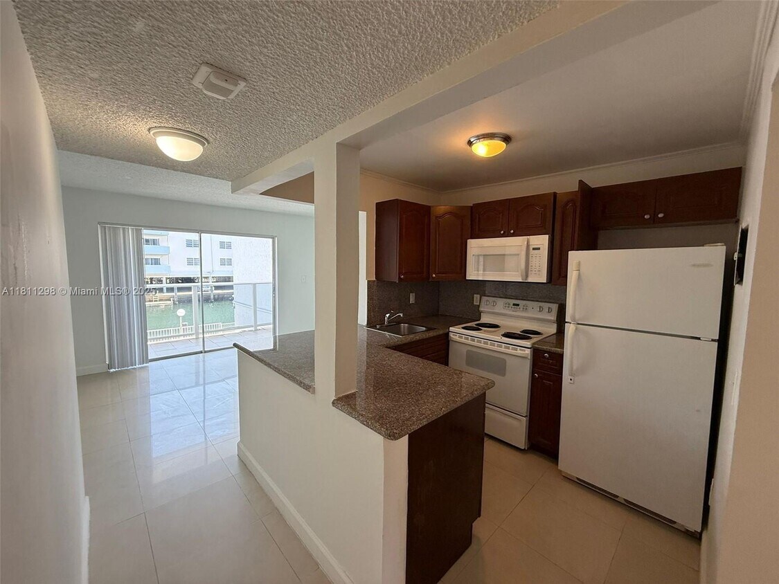 Foto del edificio - 3868 NE 169th St