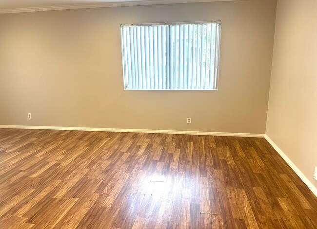 Foto del edificio - 13126 Bromont Ave