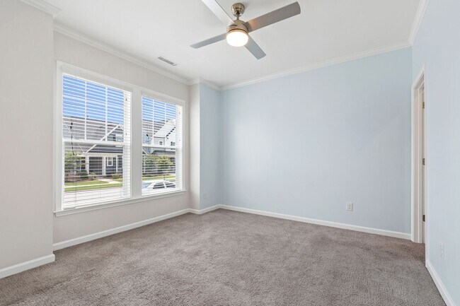 Foto del edificio - Stylish 4-Bedroom Townhome with Backyard O...