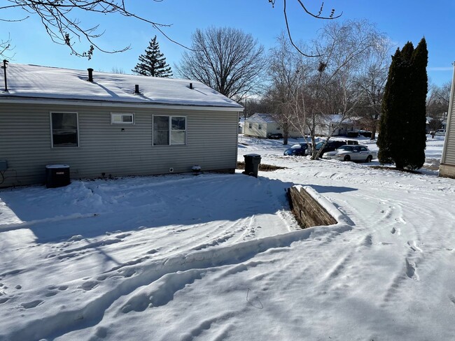 Building Photo - 3 bed, 1 bath home for rent in Waterloo, a...