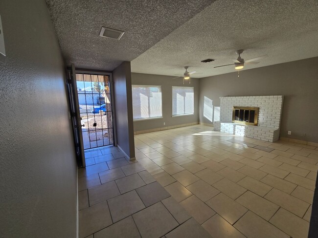 Building Photo - Spacious 4 Bedroom Home with 2 Car Garage!