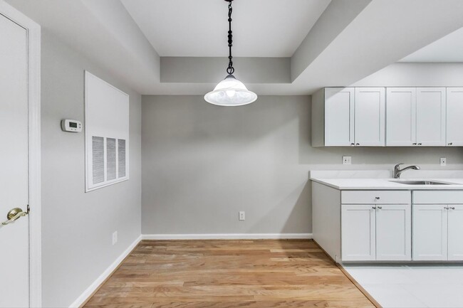 Foto del edificio - NEW KITCHEN, NEW HARDWOODS -- 1+1  in the ...
