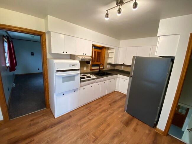 Kitchen looking to family room - 537 Watson St