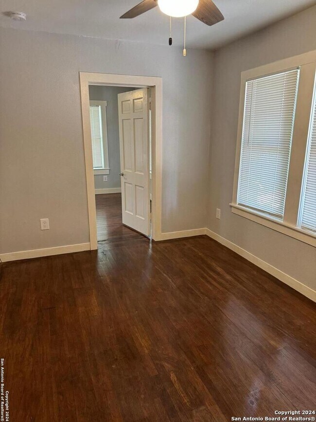 Foto del edificio - Charming 2-Bedroom Upstairs Unit in Alamo Heights ISD