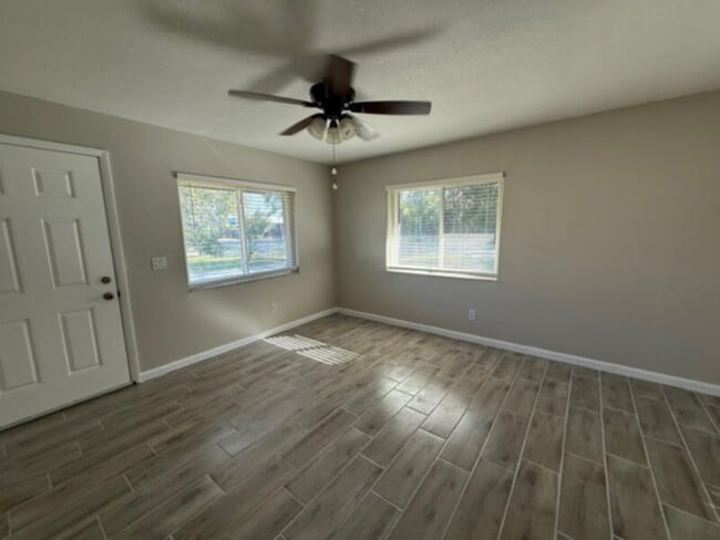 Foto del edificio - Longwood 2 Bedroom, 1 Bath, ALL NEW INSIDE!