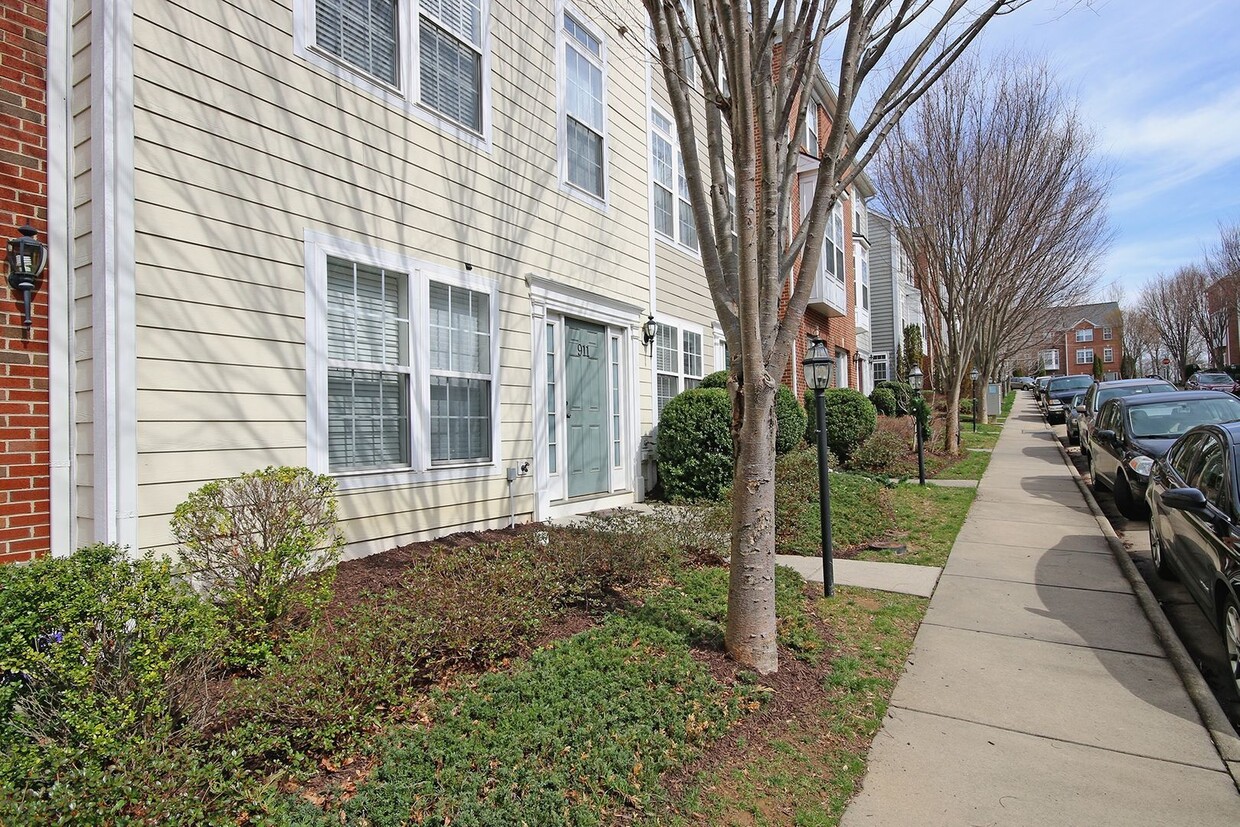 Foto principal - Cherry Hill Townhouse, Short Drive From UVA