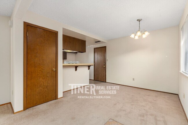 Building Photo - Spacious Duplex in Fair Oaks