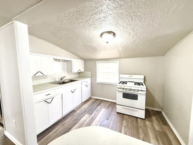 Building Photo - 422 D St SE