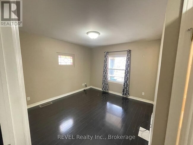 Building Photo - 17 Marmora St