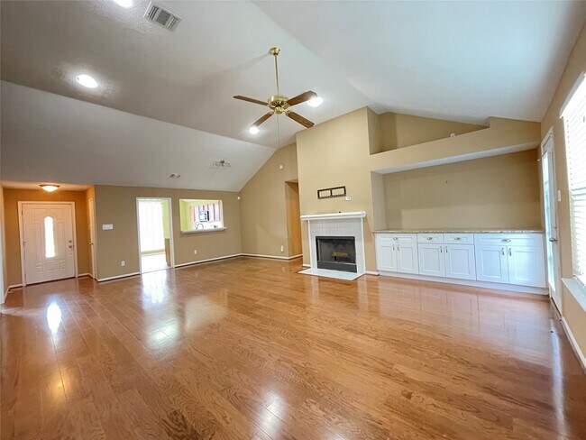 Building Photo - 11010 Springsong Dr