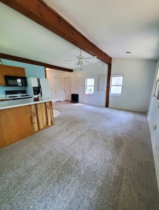 Living room no furniture - 4610 Bachelors Row