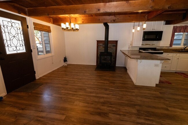 Building Photo - 3 Bedroom 2 Bath Gambrel Nestled in Big Bear City