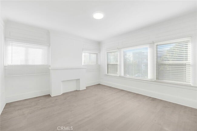 Building Photo - 548 N Kenmore Ave