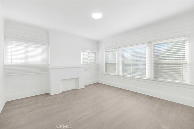Foto del edificio - 548 N Kenmore Ave