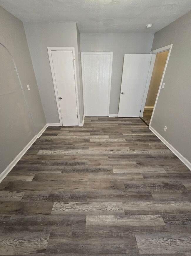 Building Photo - 987 Lilley Ave