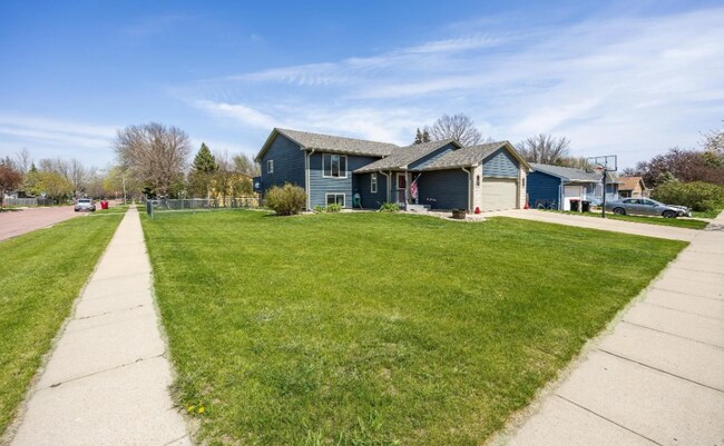 Building Photo - 204 W Birchwood Dr