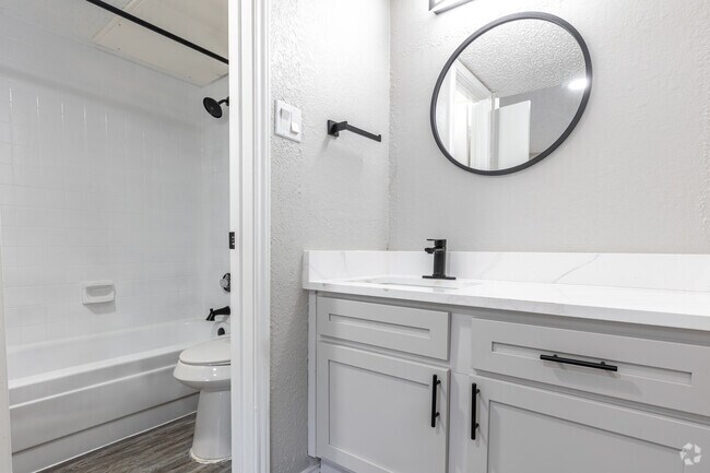 2 habitaciones, 2 baños, 933 pies cuadrados, baño principal - Legacy 4415