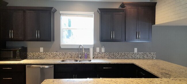 Foto del edificio - COMING SOON - 2 Bedroom 2 Bath home with f...