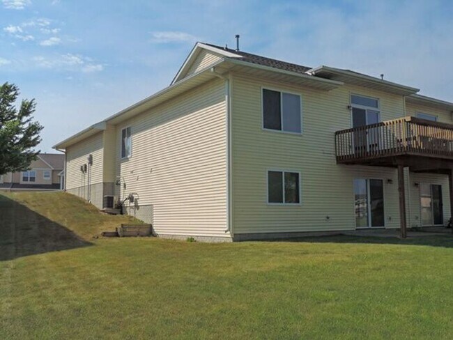 Building Photo - $1475 | 3 Bedroom, 2 Bathroom DUPLEX | NO ...