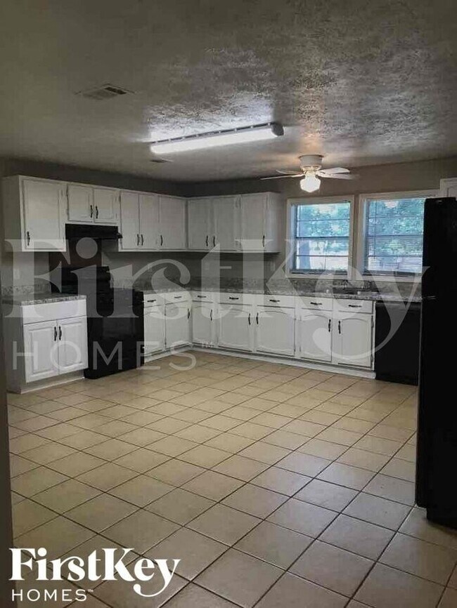 Building Photo - 8065 Huntington Dr
