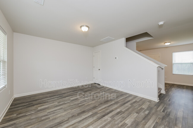 Building Photo - 704 Quail Ln