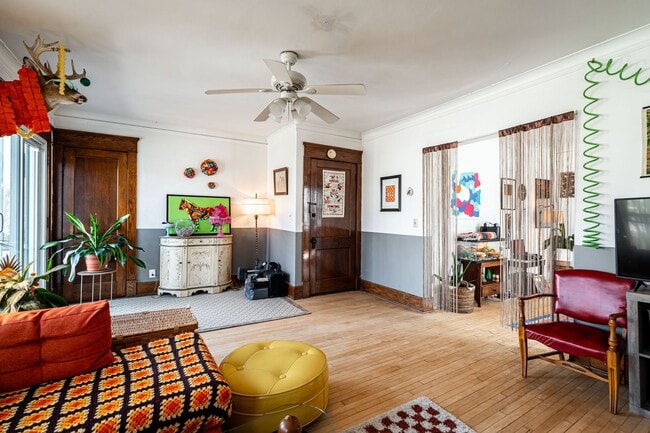 Building Photo - Bright and Sunny 3 Bedroom Upper