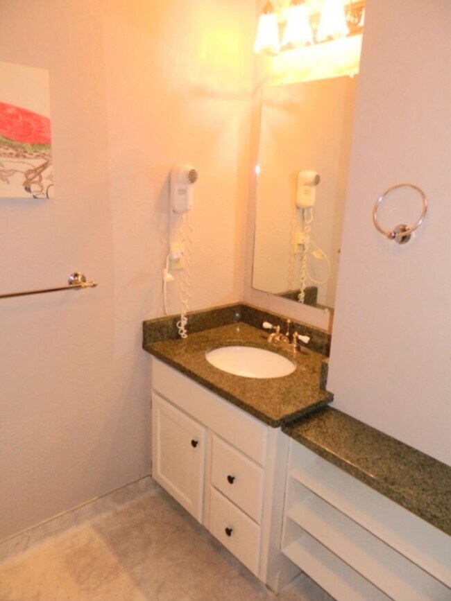 Foto del edificio - Perfectly Located Carriage House Condo