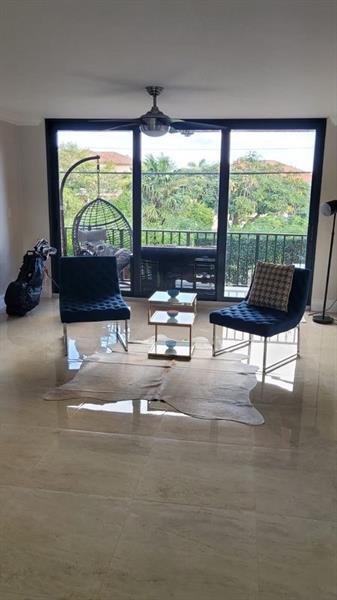Foto del edificio - 250 E Royal Palm Rd