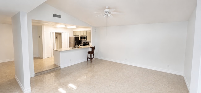Building Photo - 1016 Manor Dr
