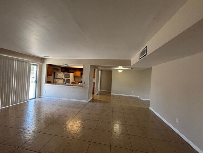 Building Photo - Spacious single level home w/2CG