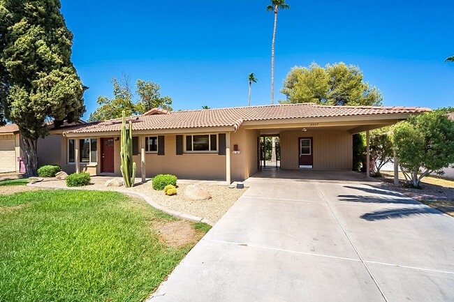 Building Photo - South Scottsdale with Views of Camelback!