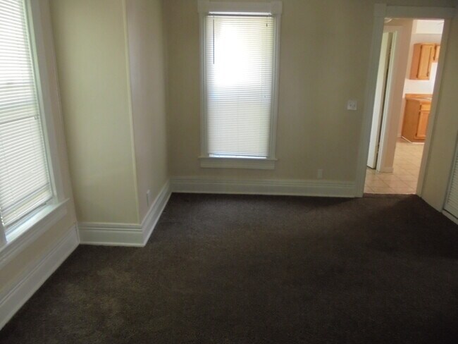 Building Photo - 314 E Evers Ave