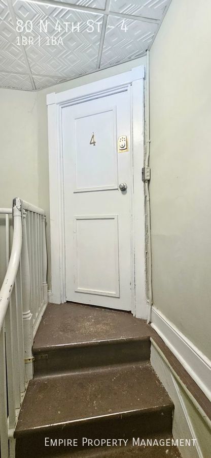 Building Photo - 3rd Floor: 1 Bedroom/ 1 Bathroom Apartment...