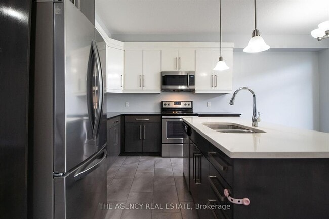 Building Photo - BEAUTIFUL TOWNHOME  *SUNNINGDALE * 5 Bedroom * Garage * AVAIL NOW