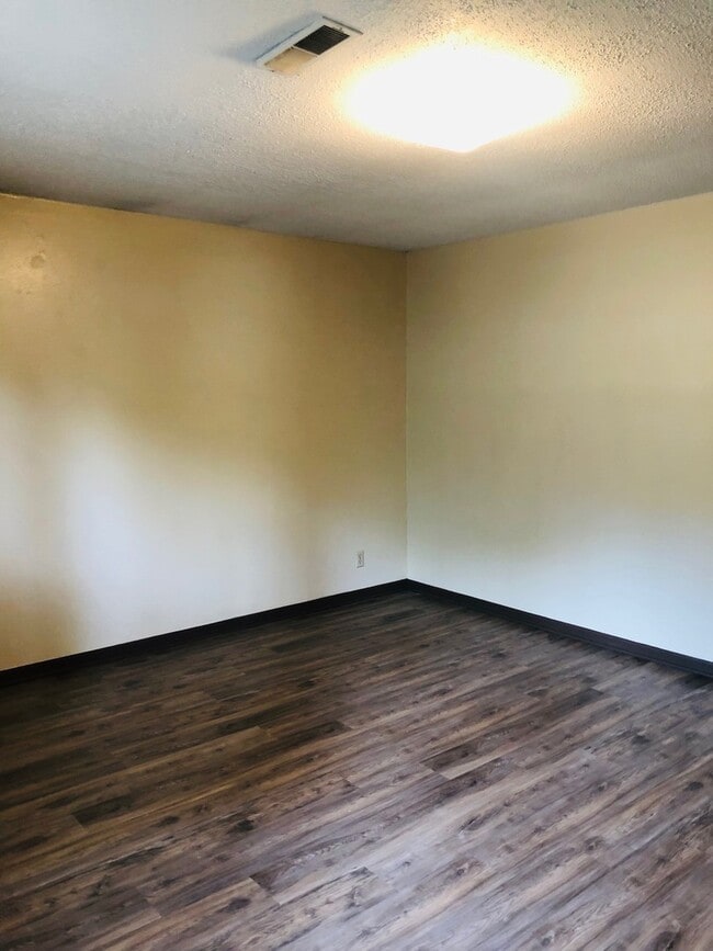 Building Photo - Adorable Duplex