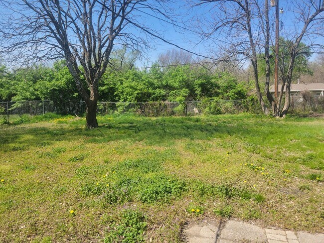 Foto del edificio - 2 Bedroom House Backyard!