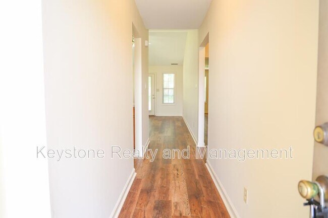 Building Photo - 755 Sivley Rd