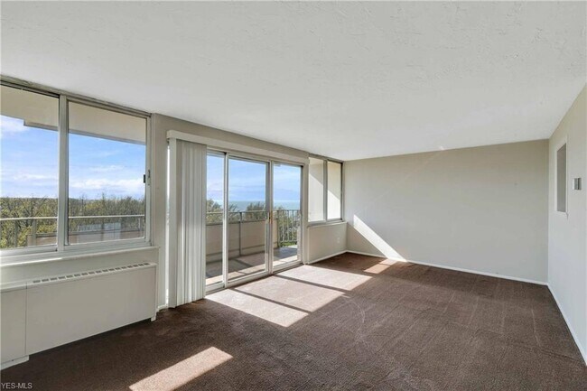 Foto del edificio - 12900 Lake Ave