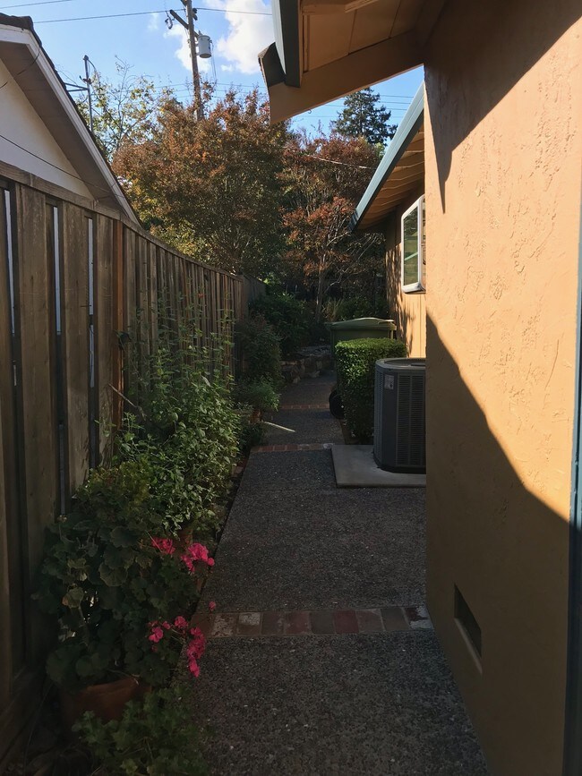 Building Photo - 302 Madrone Ave