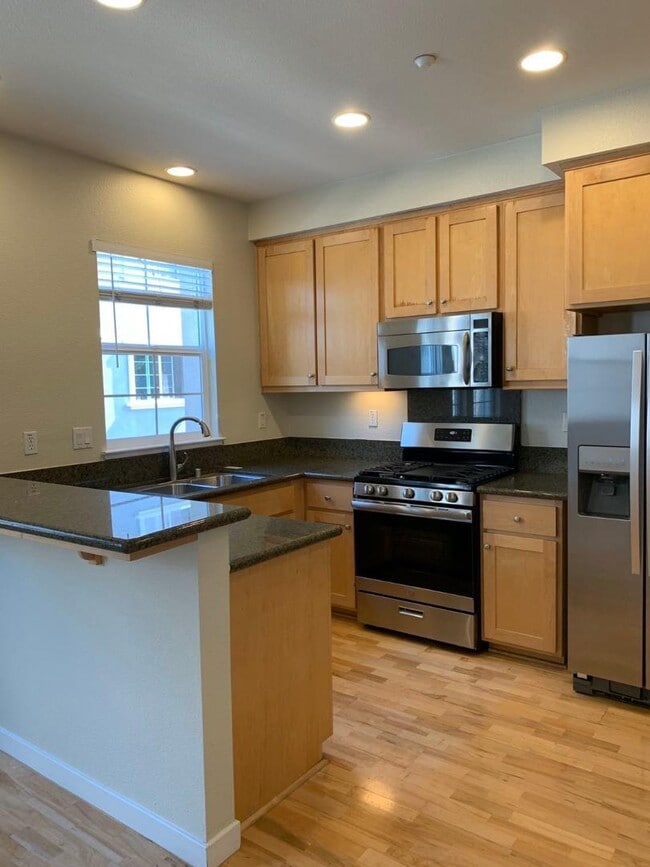 Building Photo - 560 Montego Terrace