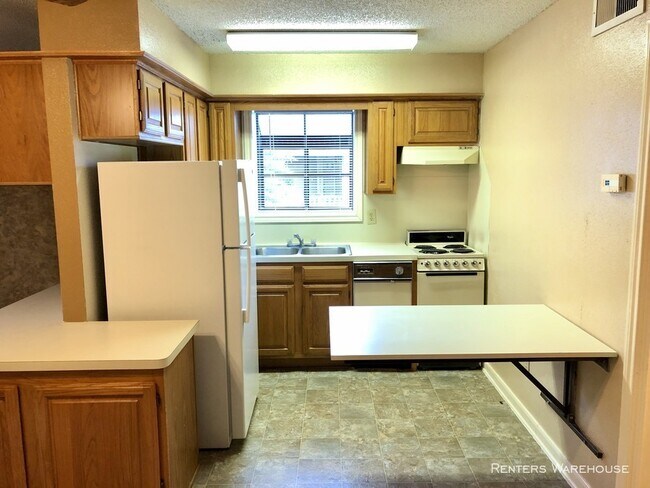 Building Photo - Efficiency at Woodvine Park Condominiums!