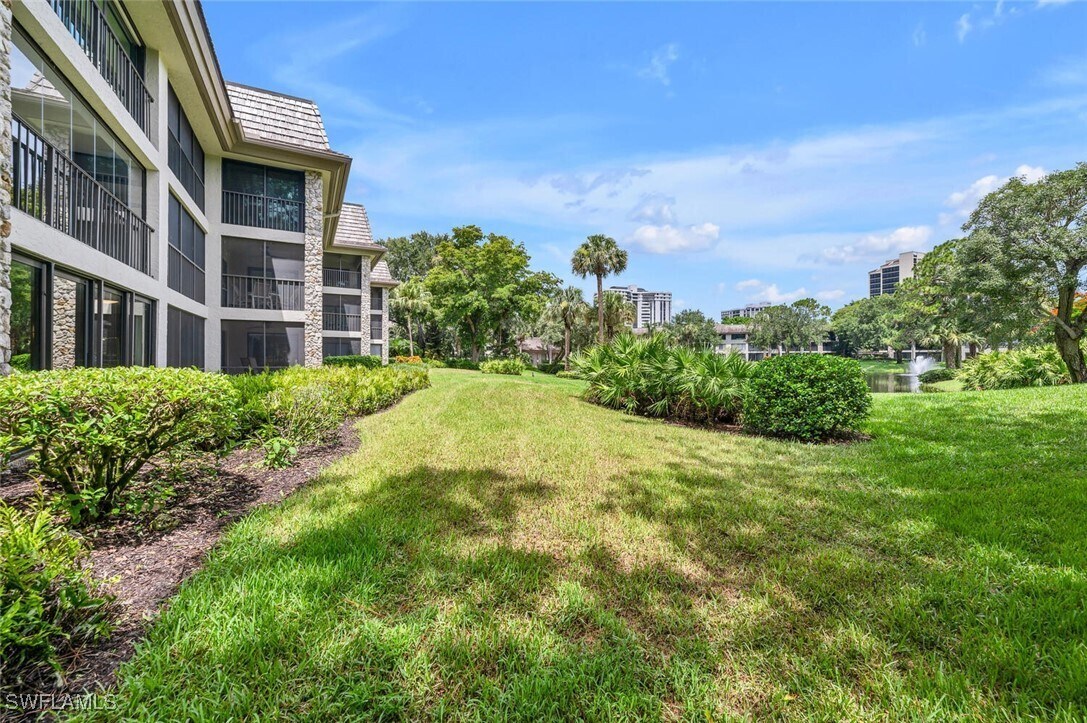 Foto principal - 5950 Pelican Bay Blvd