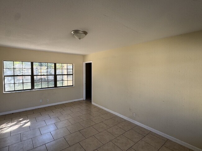 Foto del edificio - "Spacious 4-Bedroom Oasis with 2 Baths in Tampa – Your Perfect Family Retreat!"