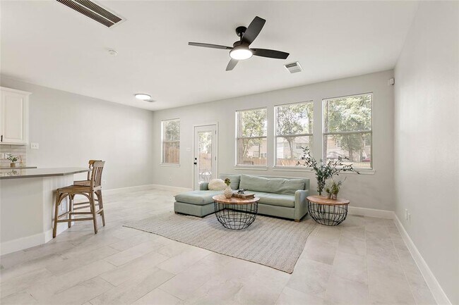 Foto del edificio - 10 Scenic Brook Ct