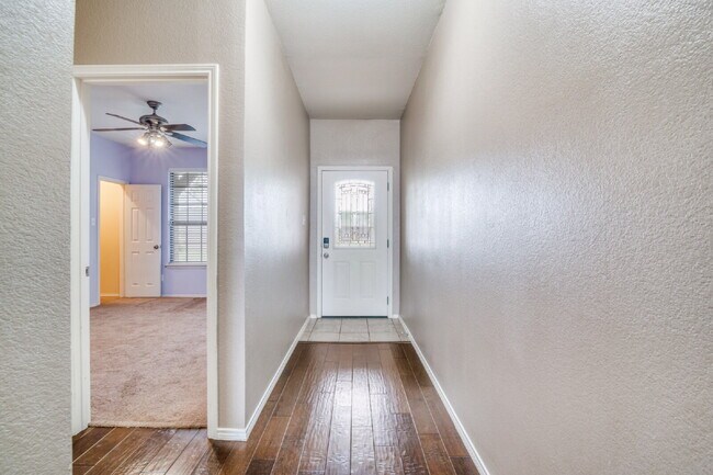 Foto del edificio - Move In Ready 3 Bed, 2 Bath Home Close to HEB, Costco, and The Harbor