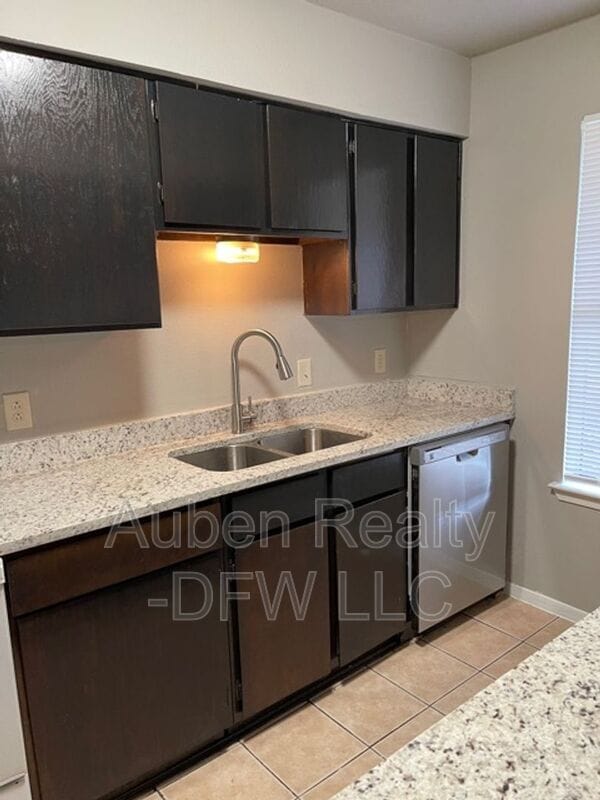 Foto del edificio - 921 W Rochelle Rd