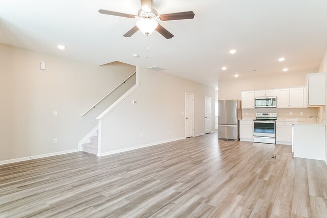 Building Photo - 557 Landing View Dr
