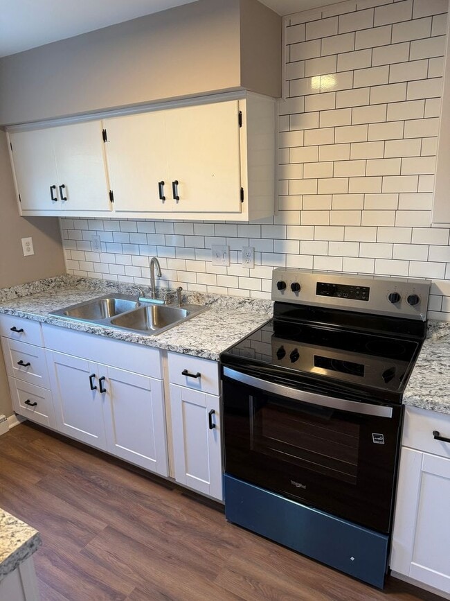 Building Photo - Second Floor Apartment